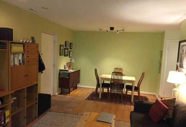 Foto del edificio - 609 Hudson Ave