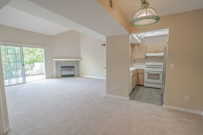 Foto del edificio - COMING SOON! 2 Bedroom Condo in Valencia!
