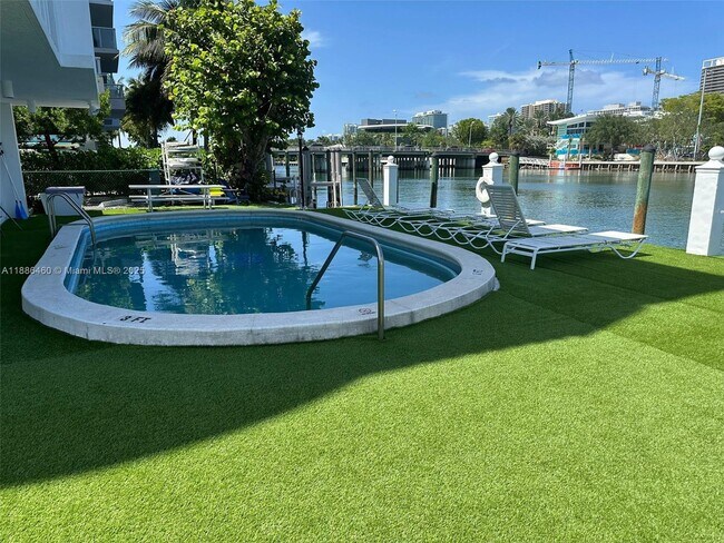 Foto del edificio - 9501 E Bay Harbor Dr