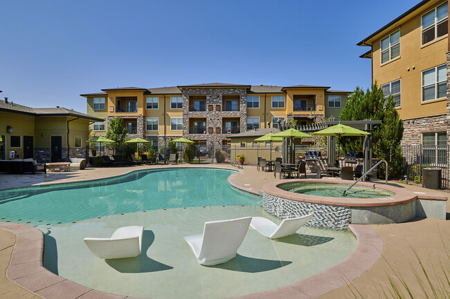 Piscina con solárium y spa climatizado - Acadia at Cornerstar Apartments