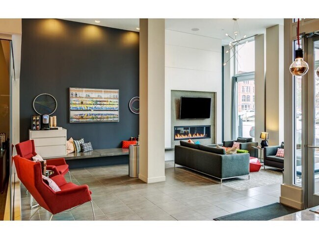 Foto del edificio - 1300 E Lake St