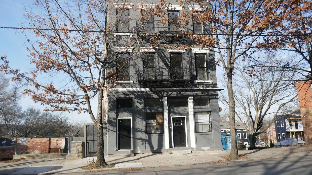 Primary Photo - 2455 W McMicken Ave