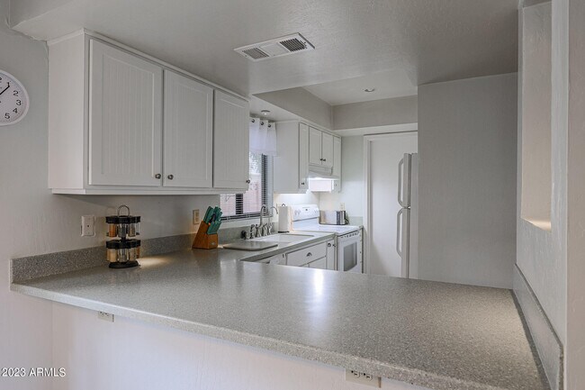 Foto del edificio - 16042 N 25th Dr