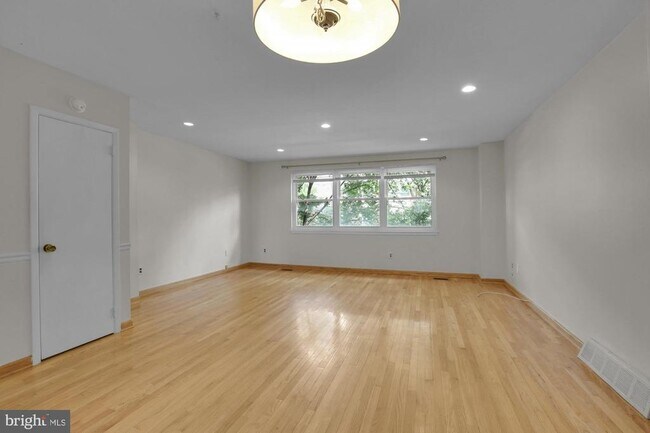 Foto del edificio - 6736 Emlen St