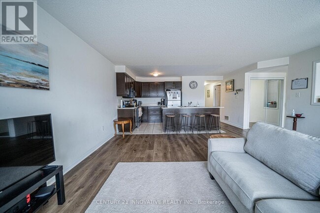 Photo du bâtiment - 3034-3034 Bur Oak Ave