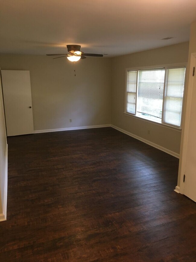 Building Photo - 3/1 House with a bonus room $995