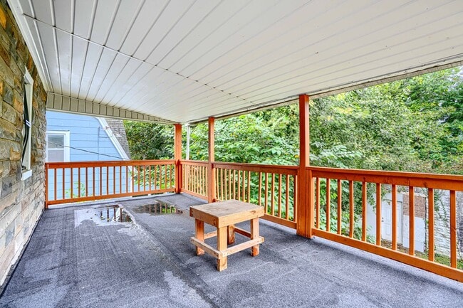 Building Photo - 304 Collins Ave