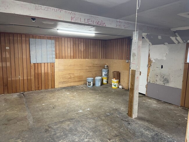 Building Photo - Freshly remodeled 1 bedroom upstairs apart...