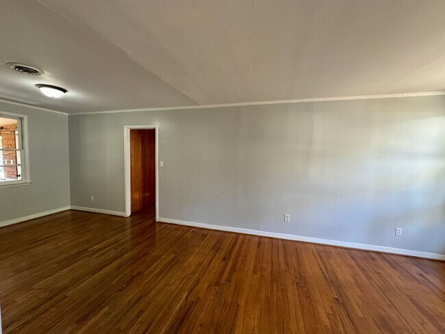 Foto del edificio - 1143 Lakewood Dr