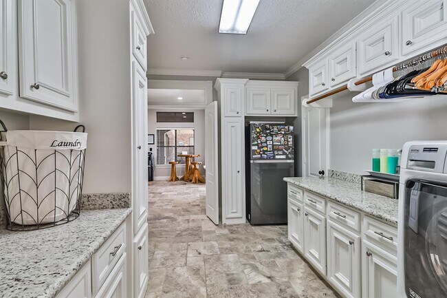 Building Photo - 25907 Randon Ln