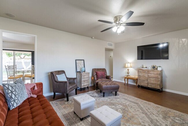 Building Photo - 1034 E Las Palmaritas Dr