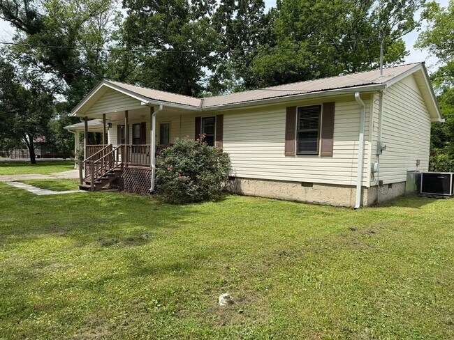 Foto del edificio - 3BR Rental in Quiet Fort Oglethorpe Neighborhood – Minutes from Battlefield Parkway & Chickamauga...