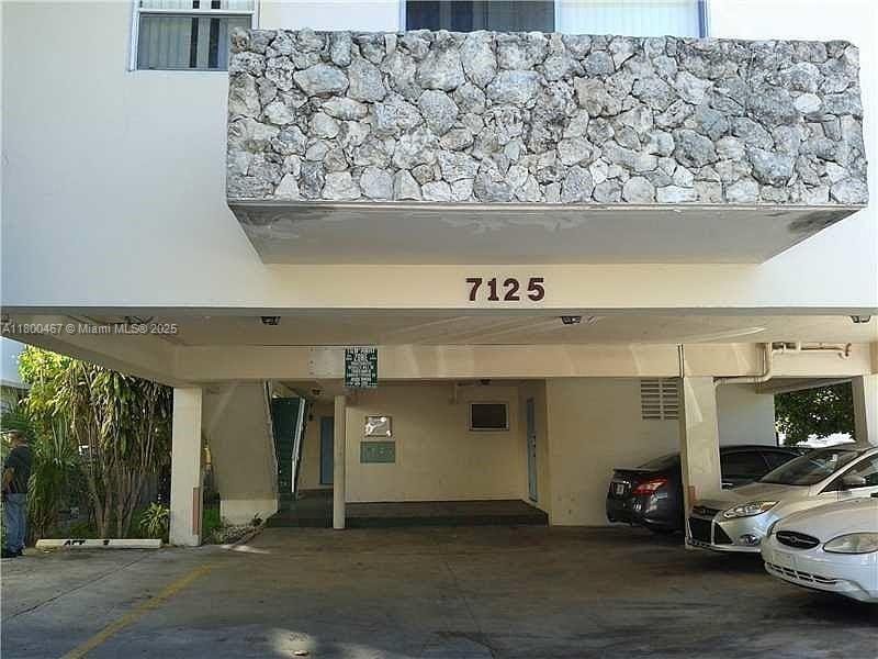 Primary Photo - 7125 Dickens Ave