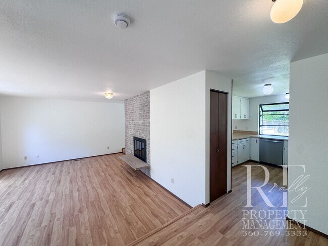 Foto del edificio - Spacious Poulsbo Home with Large Basement, Fenced Yard & Garden Space