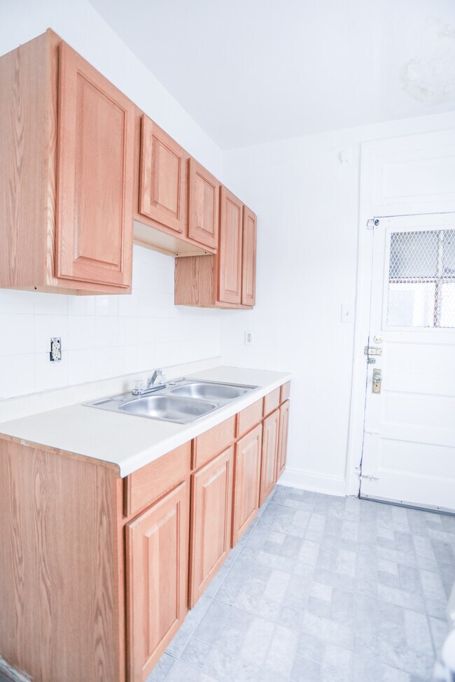 3944 W Roscoe St Unit 2B, Chicago, IL 60618 Condo for Rent in Chicago