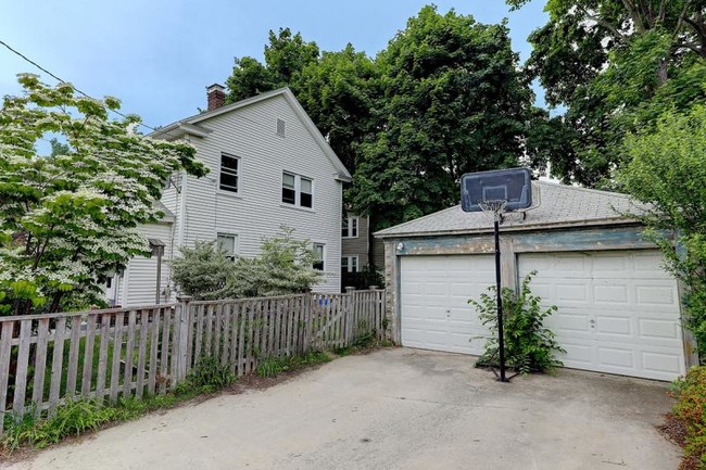 Building Photo - Charming Colonial