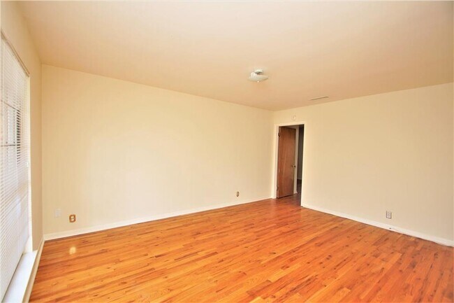 Building Photo - 2705 East Side Dr