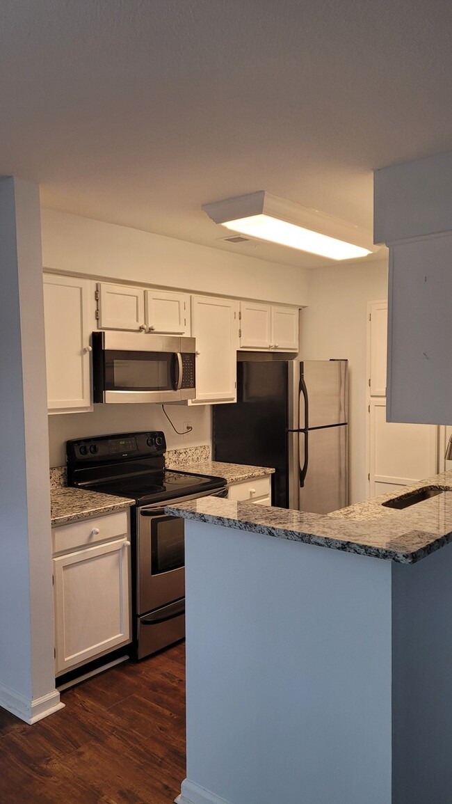 Foto del edificio - 2 bedroom 2 bath Condo in Lenox Heights, o...