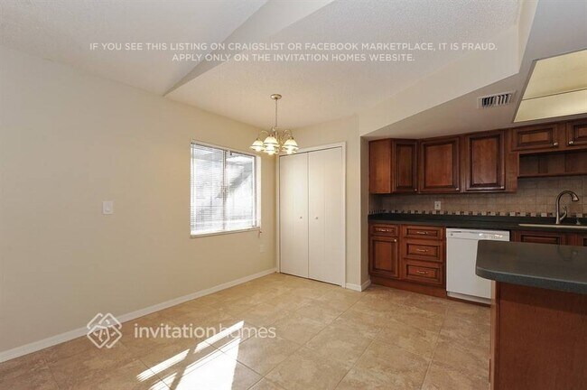 Building Photo - 10840 Peppertree Ln