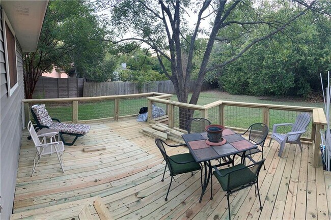 Building Photo - 802 Meadow Creek Dr