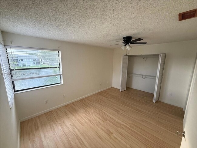 Foto del edificio - 1080 N Franklin Ave