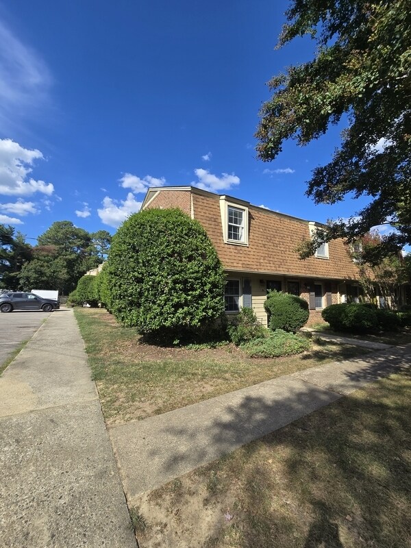 Foto del edificio - 4812 Blue Bird Ct