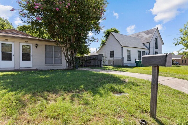 Foto del edificio - Spacious Duplex for Rent in Sherman, TX La...