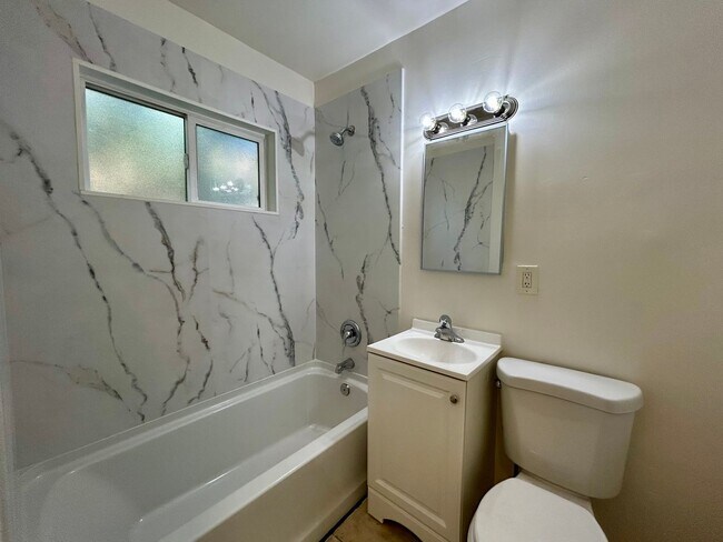 Foto del edificio - 1 Bed, 1 Bath in Central SD. Water/Trash I...