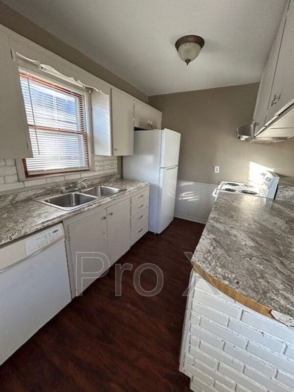 Foto del edificio - 1004 E 10th St