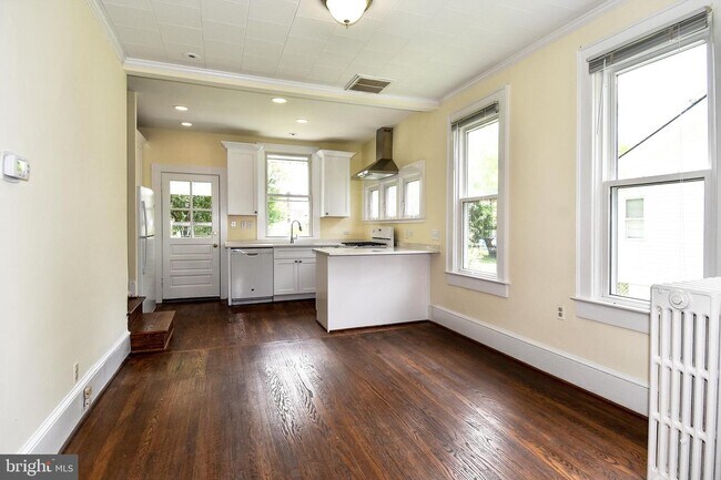 Building Photo - 626 23rd St S