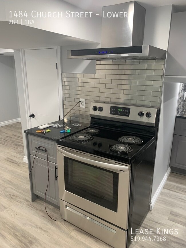 Building Photo - 2 Bedroom 1 Bathroom Lower Unit DONE TO TH...