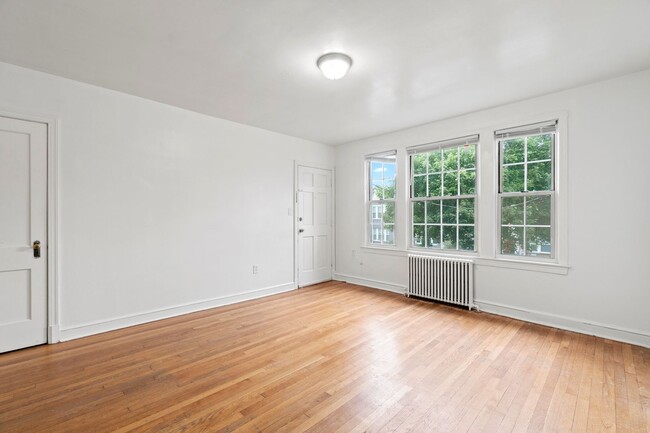 Building Photo - Charming 2 Bedroom Apartment in Beautiful ...