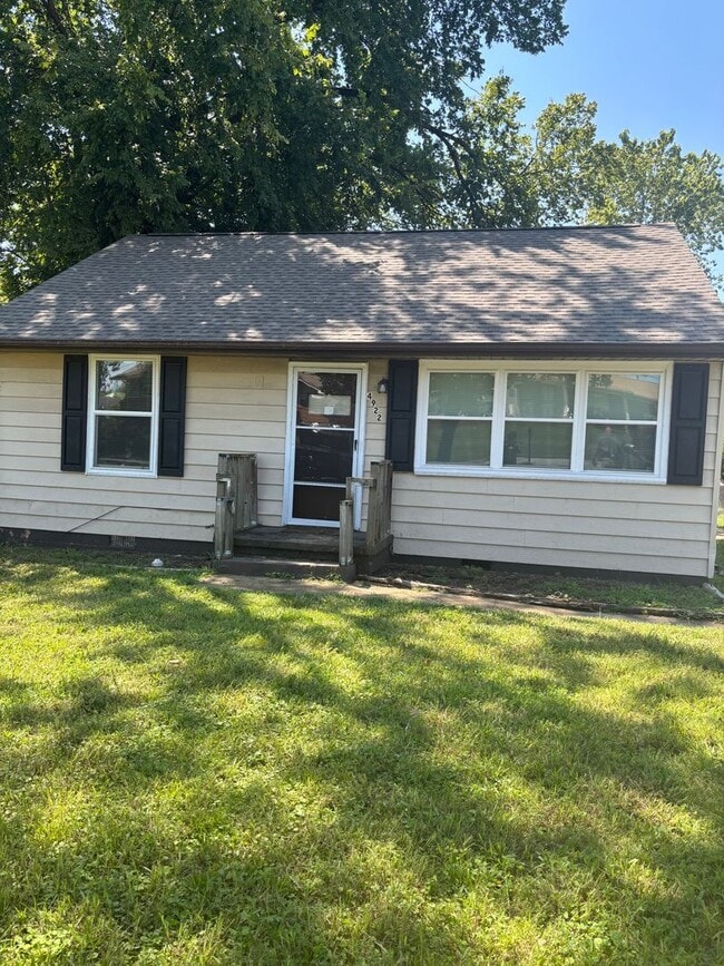 Building Photo - Centrally located 3/2 house