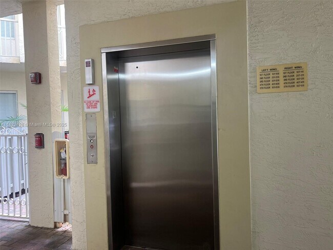 Foto del edificio - 3500 Oaks Clubhouse Dr