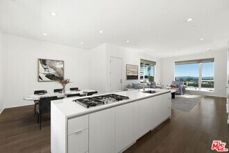 Building Photo - 935 N San Vicente Blvd