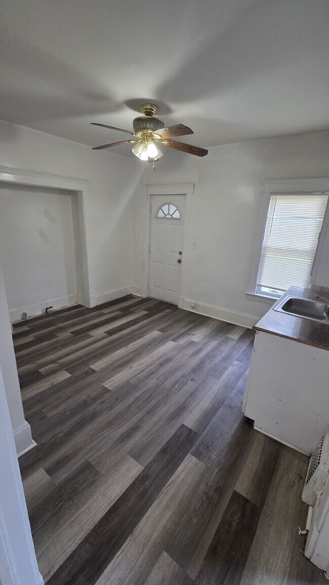 Foto del edificio - Spacious 1-Bed Duplex with French Doors to Master Bedroom