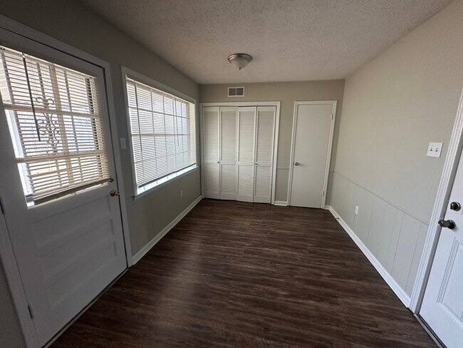 Foto del edificio - 3053 Ridgeway Rd