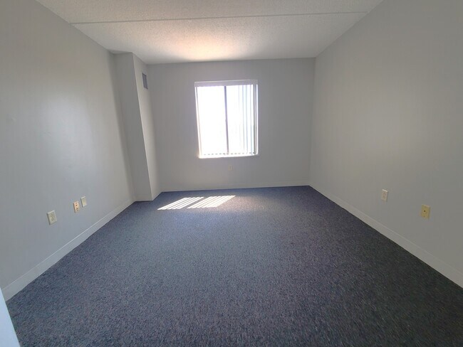 Foto del edificio - 65 North Point Dr