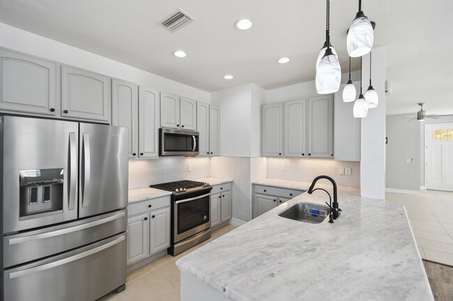 Building Photo - 531 Hedgewood Dr