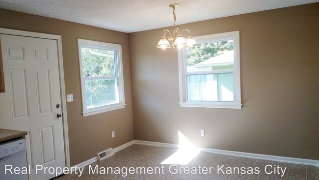 Building Photo - 5517 Crest Dr