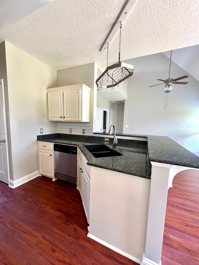 Foto del edificio - 4 bed 2.5 bath home!