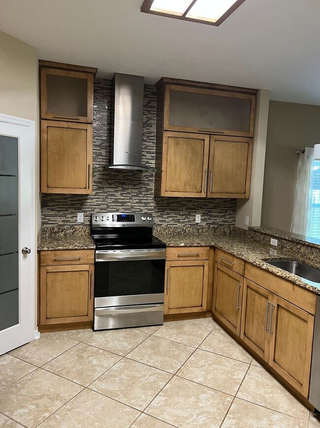 Foto del edificio - Gorgeous Updated  3 bedroom 2 bath with st...