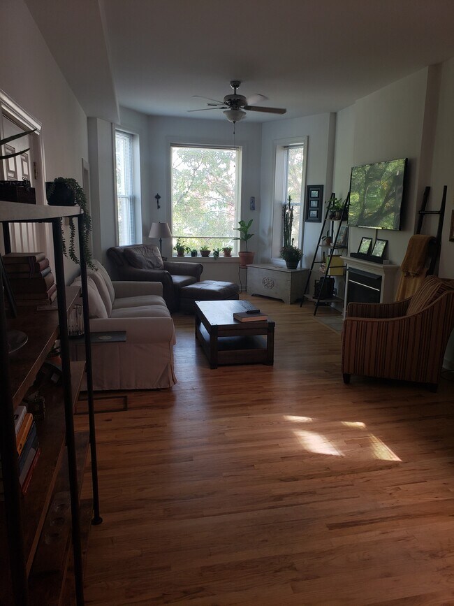 Foto del edificio - 1451 N Maplewood Ave