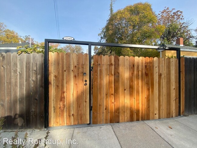 Building Photo - Studio, 1 bath House - 5209 18th Ave