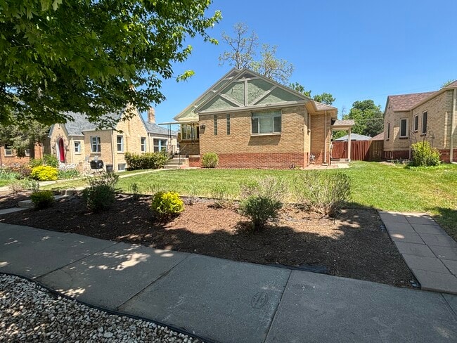 Class brick bungalow on tree-lined street - 1440 Eudora St