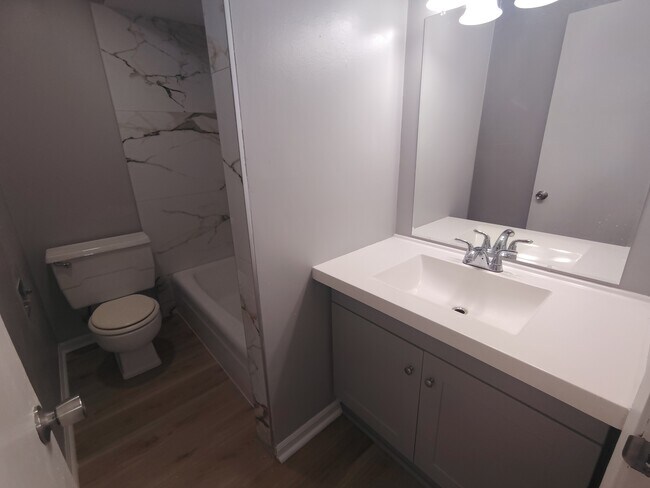 Foto del edificio - 2339 Forest View Rd