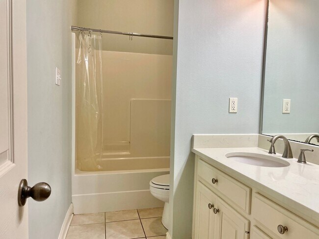Foto del edificio - 4 Bedroom in Dutchtown with fenced rear ya...