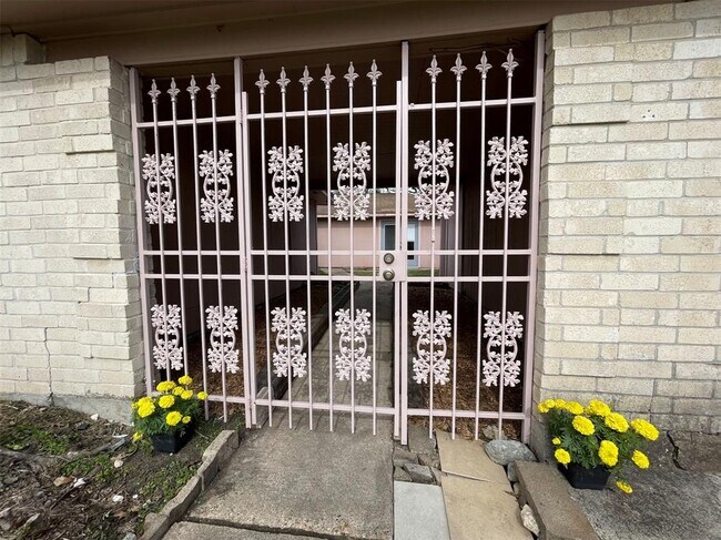 Foto del edificio - 16223 Tibet Rd