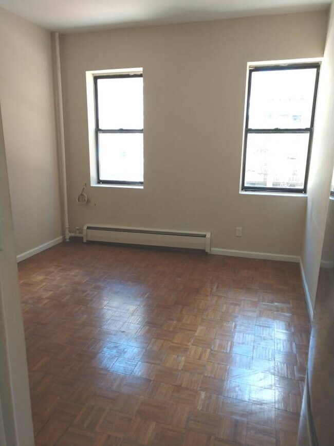 3a luminosa sala de estar con techo alto - 240 E 23rd St