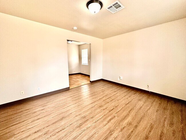 Foto del edificio - Cute 2-Bed Home with Hardwood Floors and G...